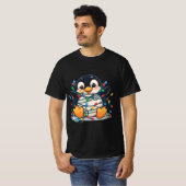Penguin in Christmas Lights – Holiday Fun Design Tシャツ (正面フル)