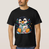 Penguin in Christmas Lights – Holiday Fun Design Tシャツ (正面)