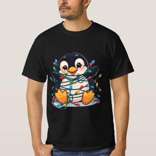 Penguin in Christmas Lights – Holiday Fun Design Tシャツ (正面)