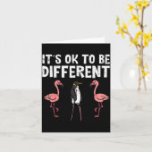 Penguin Its Okay To Be Different Flamingo Men Wome カード (黄色い花)