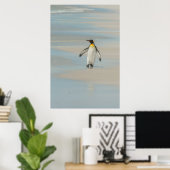 Penguin walking on the beach ポスター (ホームオフィス)