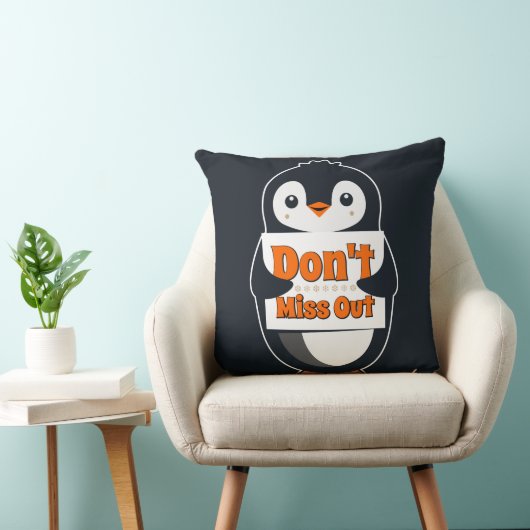 Penguin with Don't Miss Out Sign クッション (椅子)