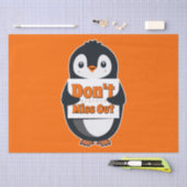Penguin with Don't Miss Out Sign 薄葉紙 (クラフト)