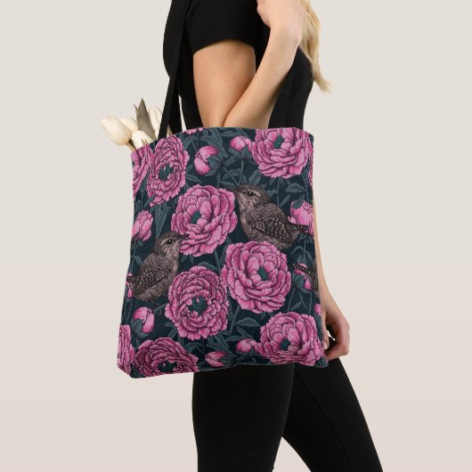 Peonies and wrens on dark gray トートバッグ (クローズアップ)