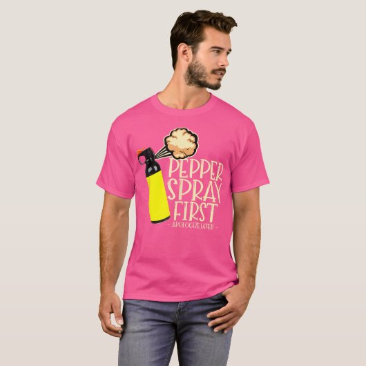 Pepper Spray First Apologize Later Funny True Crim Tシャツ (正面フル)