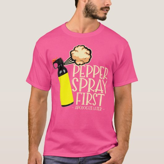 Pepper Spray First Apologize Later Funny True Crim Tシャツ (正面)