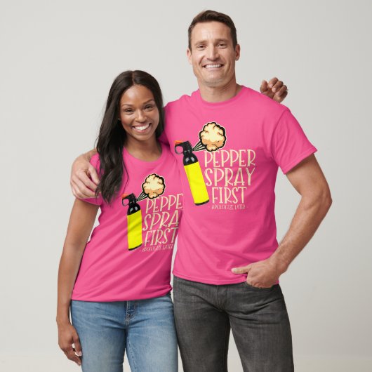 Pepper Spray First Apologize Later Funny True Crim Tシャツ (ユニセックス)