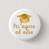 Per aspera ad astra Latin Quote Hat Graduation  缶バッジ (正面)