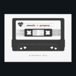 Perfect Mix - Mix Tape日付カードの保存 セーブザデート<br><div class="desc">このレトロな「ミックステープ」とスタイルで大きなインスパイア一日を発表し、日付カードを保存する。表カスタマイズに名前を印刷してカードを作成し、後ろに自分の場所とwebサイ結婚トを含める。色を調整するためクリックに、上のオレンジカスタマイズの「it」ボタン。追加のフォント色が右側に表示される。</div>