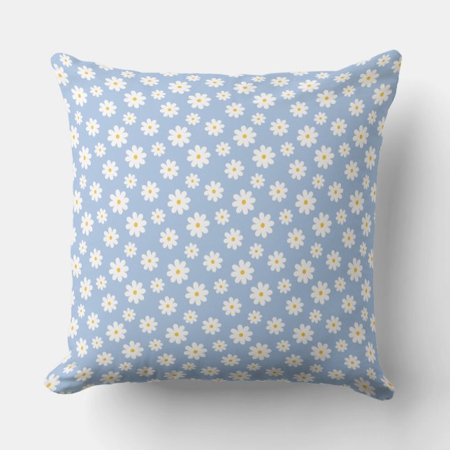 Periwinkle Blue and White Daisies Throw Pillow アウトドアクッション (正面)