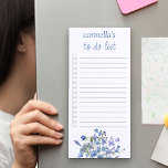 Periwinkle Blue Wildflower パーソナライズされた To Do List マグネットノートパッド<br><div class="desc">かわいらしwildflower to do list to your nameでパーソナライズする。水彩フローラデザイン縁どは、青と紫の色の野生の花が手で書いたタイポグラフィを持つ淡い色の。リストを実行するように設計されたメモ帳は、適切な順序でリストを救済実行するために保、罫線とチェックボックスを備えている。</div>