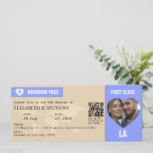 Periwinkle & Warm Sand Boarding Pass Wedding 招待状 (スタンド正面)