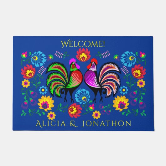 Persoalizedのカラフルな民芸のオンドリおよび花 ドアマット (正面)