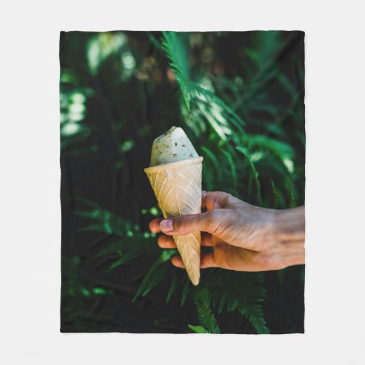 Person holding ice cream フリースブランケット (正面)