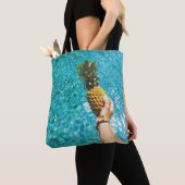Person holding yellow pineapple トートバッグ (クローズアップ)