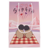 Personalised Cute Penguin Valentine Picnic ミディアムペーパーバッグ (裏面)