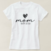 Personalised T-shirt for mum with the phrase MOM  Tシャツ (デザイン正面)