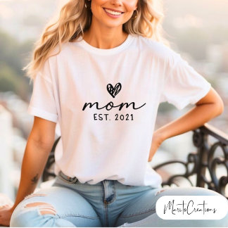 Personalised T-shirt for mum with the phrase MOM Tシャツ