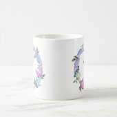 Personalizableの紫色の薄紫のリースおよびブルーバード コーヒーマグカップ (中央)