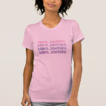 Personalizable結婚の新姓Tシャツ Tシャツ<br><div class="desc">簡単をパーソナライズする!世界にあなたの新しい名前を知らせる!新婚旅行に最適カッコいい、ブライダルまたは婚約シャワー贈り物4行の文字のレトロフォントの各ラインを変更することができますデザインツールを使用してデザインや色のように変更する!それらを変更する!ザズルと彼らのデザインツールのすごい!</div>