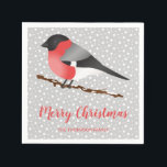 Personalizable Winter Bird & Merry Christmas文字 スタンダードカクテルナプキン<br><div class="desc">デステイのオリジナル漫画のイラストレーションは、雪が積もった茶色の木の枝に座っている可愛いユーラシアのブルフィンチの鳥。その鳥は黒い頭と赤い胸を持っている。背景の色は白い雪のパターンで灰色である。鳥の下には美し読い赤いフォントの「メリークリスマス」があり、例えば家族の名前のためのパーソナル化可能な文字領域がある。</div>