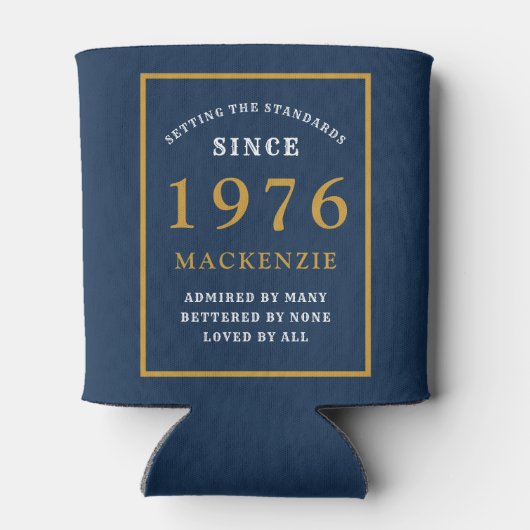 Personalized 50th Birthday 1976 Elegant Blue Gold 缶クーラー (裏面)
