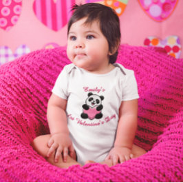 Personalized Baby’s First Valentine’s Day Panda ベビーボディスーツ