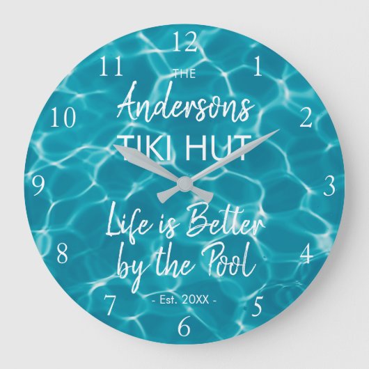 Personalized Blue Pool Family Name Tiki Hut ラージ壁時計 (正面)