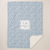 Personalized Blue Toile Floral Cozy Gift Blanket シェルパブランケット (正面)