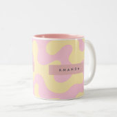 Personalized Blush Pink and Pastel Yellow Abstract ツートーンマグカップ (正面右)