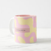 Personalized Blush Pink and Pastel Yellow Abstract ツートーンマグカップ (正面左)