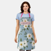Personalized Charming White Daisies on Dusty Blue エプロン (着用した状態)