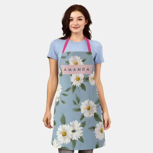 Personalized Charming White Daisies on Dusty Blue エプロン (着用した状態)