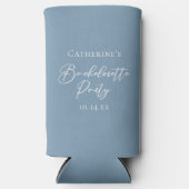 Personalized Chic Dusty Blue Bachelorette Party スリム缶クーラー (正面)