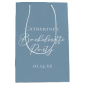 Personalized Chic Dusty Blue Bachelorette Party ミディアムペーパーバッグ (正面)