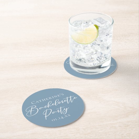 Personalized Chic Dusty Blue Bachelorette Party ラウンドペーパーコースター (インサイチュ)