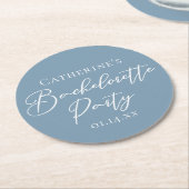 Personalized Chic Dusty Blue Bachelorette Party ラウンドペーパーコースター (アングル)