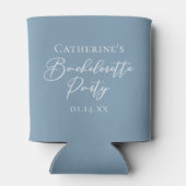 Personalized Chic Dusty Blue Bachelorette Party 缶クーラー (裏面)