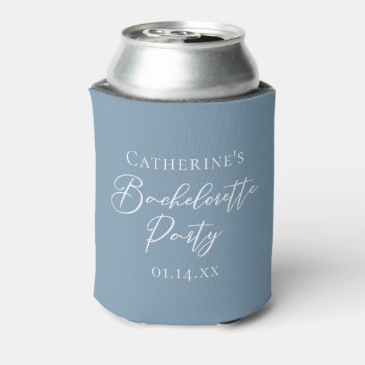 Personalized Chic Dusty Blue Bachelorette Party 缶クーラー (缶裏面)