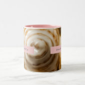 Personalized Cozy Cinnamon Roll Swirl  ツートーンマグカップ (中央)