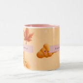 Personalized Cute Fall Croissant Café Leaves ツートーンマグカップ (中央)