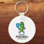 Personalized Cute Pickle Playing Pickleball Funny キーホルダー (正面)