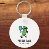 Personalized Cute Pickle Playing Pickleball Funny キーホルダー (正面)
