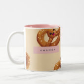 Personalized Cute Smiling Pretzel Pattern ツートーンマグカップ (左)