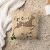 Personalized doe Christmas bauble wooden backgroun クッション (ブランケット)