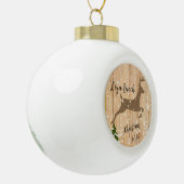 Personalized doe Christmas bauble wooden backgroun セラミックボールオーナメント (左)