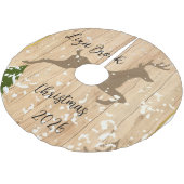 Personalized doe Christmas bauble wooden backgroun ブラッシュドポリエステルツリースカート (アングル)