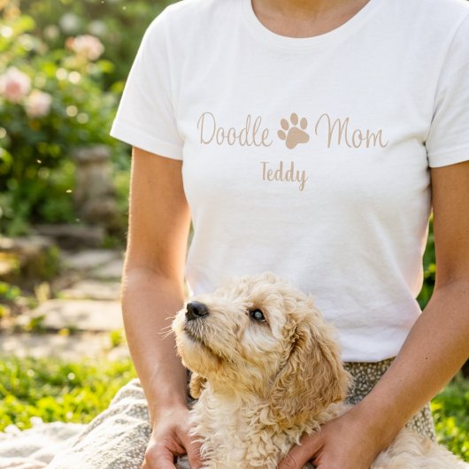 Personalized Doodle Mom Paw Print with Dog Name Tシャツ