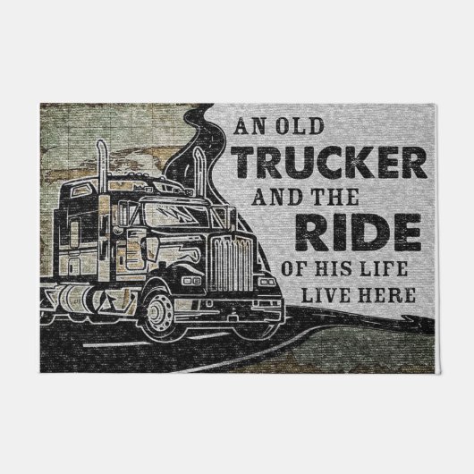 Personalized Doormat An Old Trucker Lives Here ドアマット (正面)