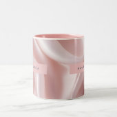 Personalized Elegant Blush Pink Satin Design ツートーンマグカップ (中央)